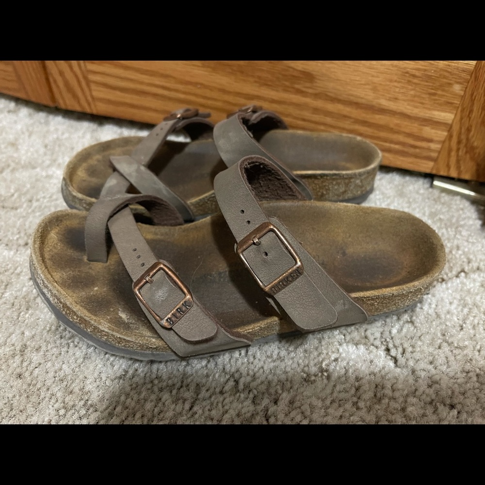 Girls size 1Y BIRKENSTOCK Gizeh sandal